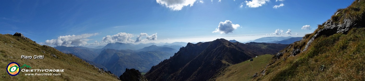 51 Panoramica da sopra la Baita Venturosa (del Giacom) 1834 m.jpg